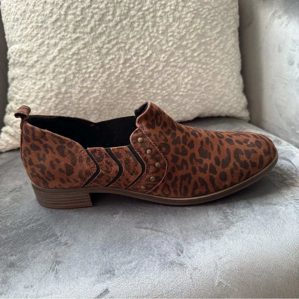 Clarks Collection Trish Bell Leopard Print Shootie Womens Slip-On Size 9.5
